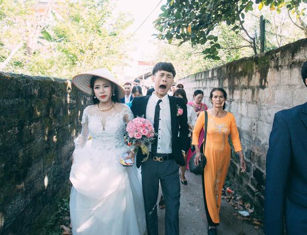 Chú rể trẻ Lạng Sơn khóc như một dòng sông dắt tay cô dâu trong ngày cưới-6