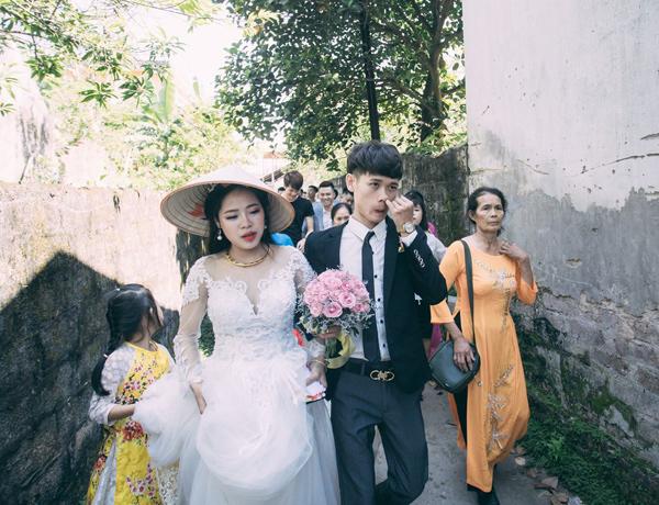 Chú rể trẻ Lạng Sơn khóc như một dòng sông dắt tay cô dâu trong ngày cưới-7