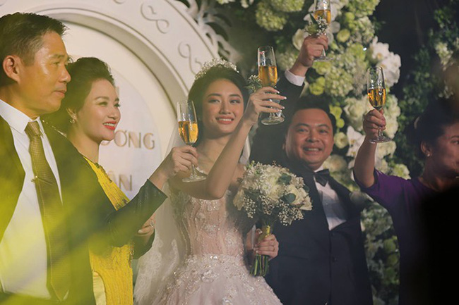 Điểm chung bất ngờ trong đám cưới Lan Khuê - Tú Anh - Thu Ngân: Mẹ cô dâu xinh đẹp, thu hút không kém con gái-9