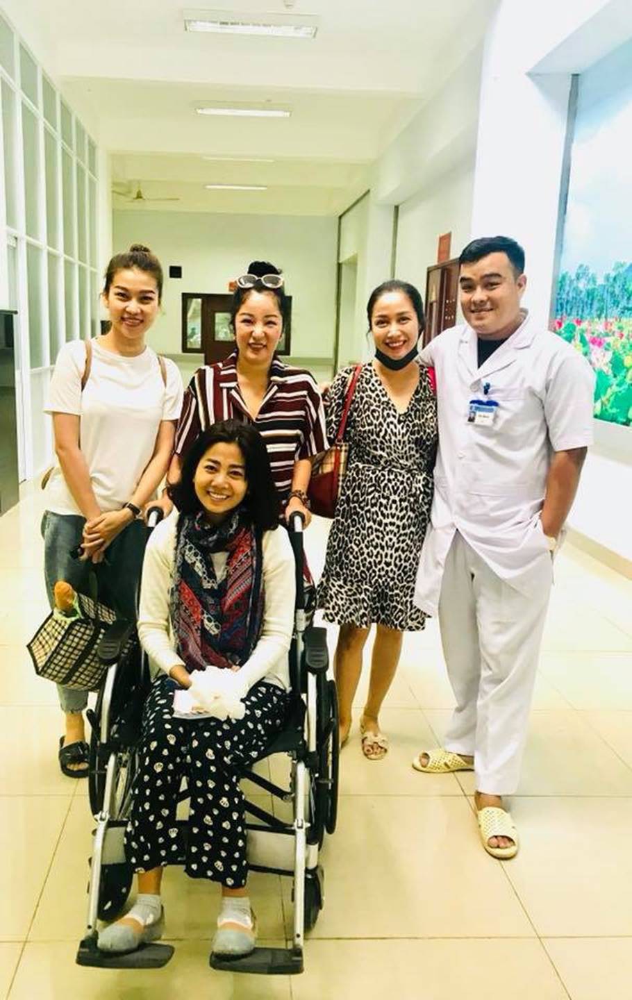 Mai Phương cười tươi dù trông gầy và mệt trước ngày lên đường sang Mỹ chữa bệnh-3