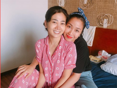 Mai Phương cười tươi dù trông gầy và mệt trước ngày lên đường sang Mỹ chữa bệnh