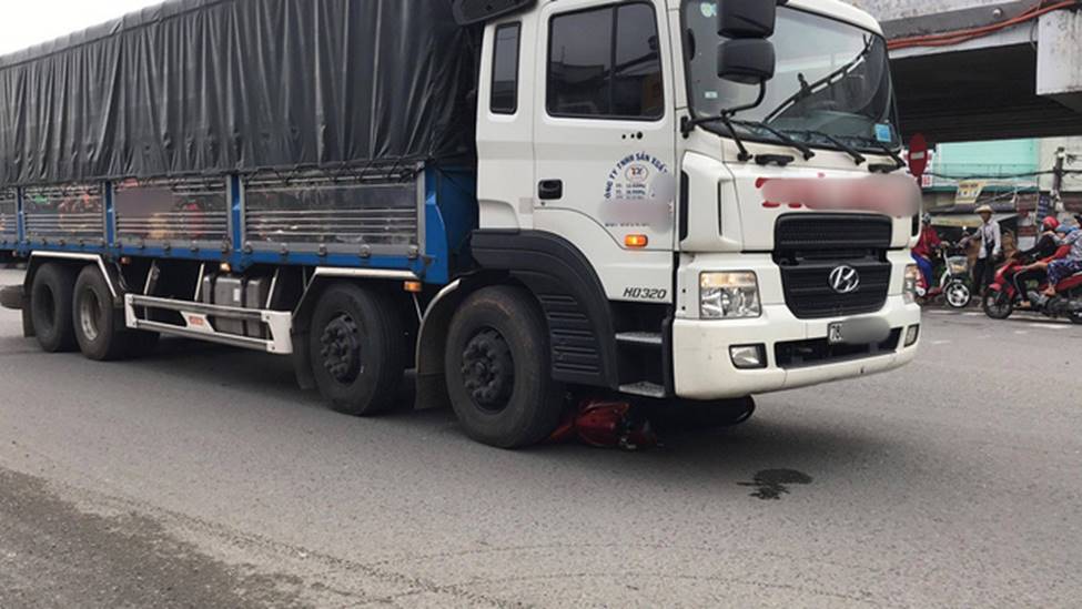 Người mẹ và bé gái 3 tuổi chết thương tâm sau tai nạn tại vòng xoay tử thần” ở Sài Gòn-1