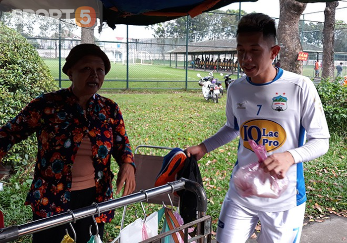 Hồng Duy nợ tiền mua bánh tráng trộn sau buổi tập ở Bình Dương-3