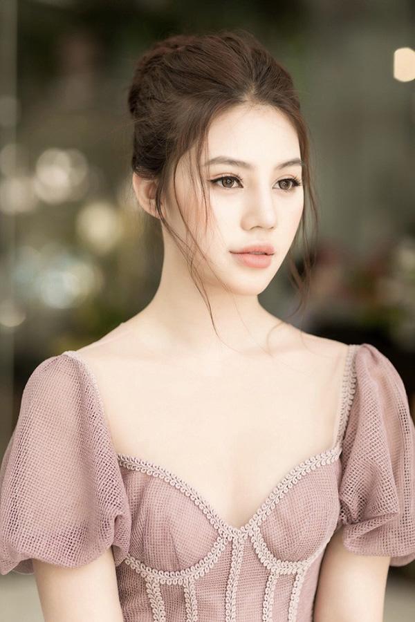 Ngày thường thần thái ngất trời, còn ở đám cưới thì Huyền My lại tụt sắc thế này-10