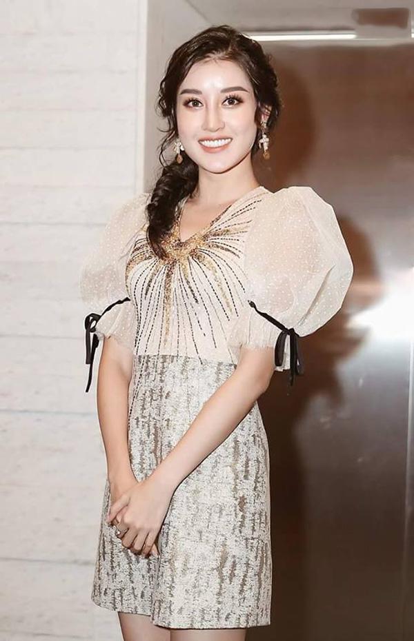 Ngày thường thần thái ngất trời, còn ở đám cưới thì Huyền My lại tụt sắc thế này-3