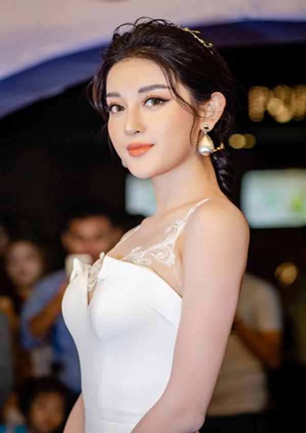 Ngày thường thần thái ngất trời, còn ở đám cưới thì Huyền My lại tụt sắc thế này-4