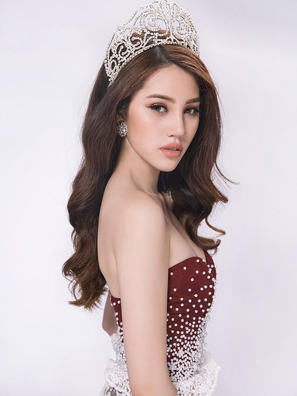 Ngày thường thần thái ngất trời, còn ở đám cưới thì Huyền My lại tụt sắc thế này-8