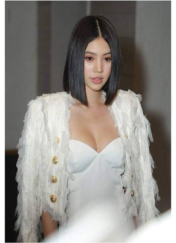 Ngày thường thần thái ngất trời, còn ở đám cưới thì Huyền My lại tụt sắc thế này-9