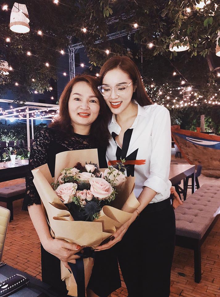 Ngắm nhan sắc và style của các bà mẹ mới hiểu vì sao các bông Hậu của Vbiz lại xinh đẹp duyên dáng đến vậy-16