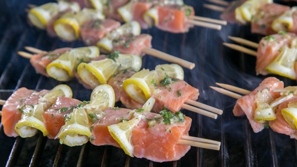 Cuối tuần đãi cả nhà món cá hồi xiên nướng vừa thơm ngon vừa bổ dưỡng-5