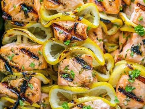 Cuối tuần đãi cả nhà món cá hồi xiên nướng vừa thơm ngon vừa bổ dưỡng