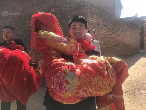 Chú rể dùng 520 cây kẹo đi đón dâu, cưới vợ không mất một đồng sính lễ