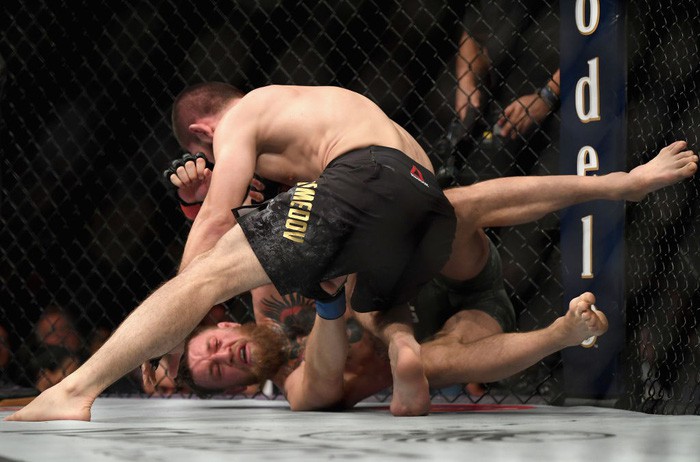 Gã điên McGregor thua đau trong lần tái xuất, tạo ra vụ ẩu đả chưa từng có trong lịch sử UFC-4