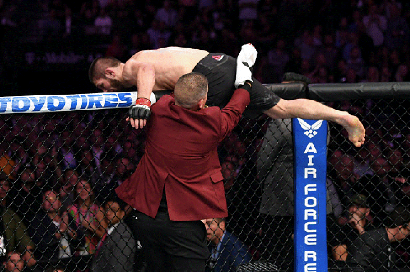 Gã điên McGregor thua đau trong lần tái xuất, tạo ra vụ ẩu đả chưa từng có trong lịch sử UFC-11
