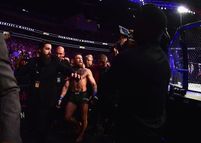 Gã điên McGregor thua đau trong lần tái xuất, tạo ra vụ ẩu đả chưa từng có trong lịch sử UFC-12