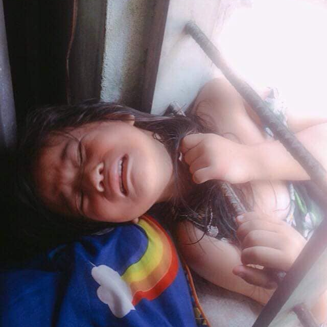 Bé gái nghịch dại kẹt đầu vào song sắt cửa sổ, phụ huynh phải dùng cưa máy để giải cứu-2