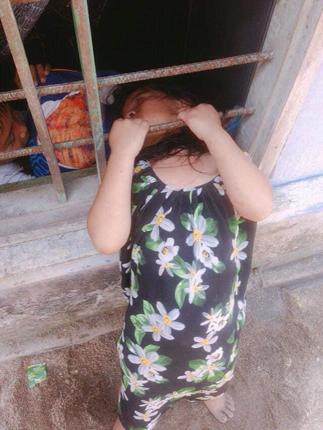 Bé gái nghịch dại kẹt đầu vào song sắt cửa sổ, phụ huynh phải dùng cưa máy để giải cứu-3