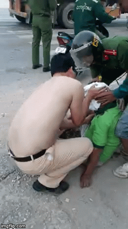 Người đàn ông gặp tai nạn và chiếc áo cầm máu của chiến sĩ CSGT - hình ảnh được chia sẻ nhiều nhất ngày-1