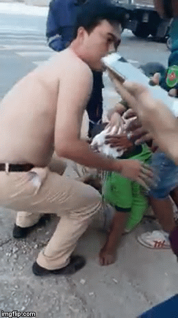 Người đàn ông gặp tai nạn và chiếc áo cầm máu của chiến sĩ CSGT - hình ảnh được chia sẻ nhiều nhất ngày-2