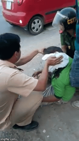 Người đàn ông gặp tai nạn và chiếc áo cầm máu của chiến sĩ CSGT - hình ảnh được chia sẻ nhiều nhất ngày-3