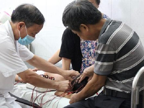 Sau cơn sốt nhẹ, mẹ bàng hoàng phát hiện cánh tay con trai 1 tuổi bị liệt hoàn toàn-4