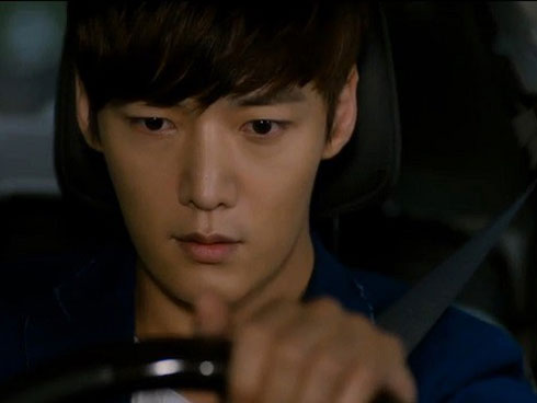 Quá khứ nhơ nhớp bị phơi bày ngay giữa lễ đường, cô dâu ôm váy bỏ trốn khỏi đám cưới của chính mình-4