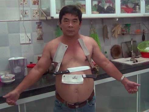 Kỳ lạ miền Tây: Người đàn ông có thể hút dao, bàn inox nặng vài chục ký