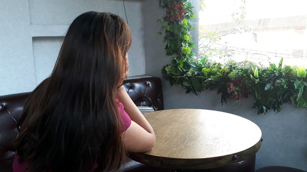 Chuyện chưa kể sau cánh cửa phòng karaoke ‘tay vịn’-1