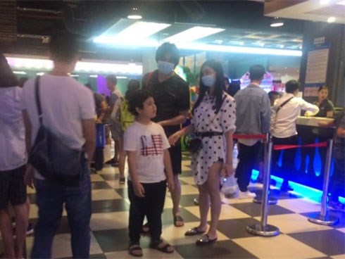 Tim và Trương Quỳnh Anh bị bắt gặp đeo khẩu trang che mặt cùng đưa con đi chơi