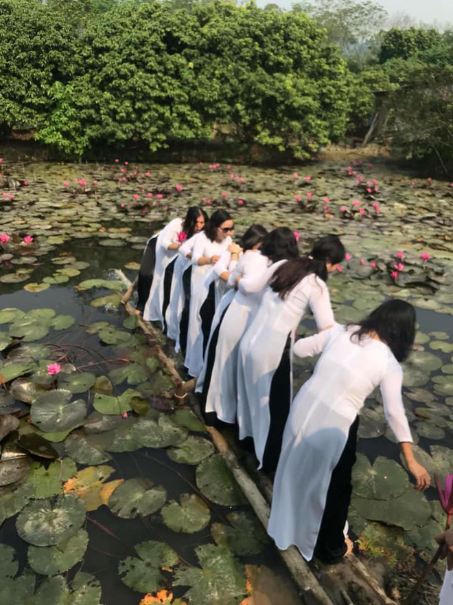 Thảm họa thực sự đến với 8 cô gái mặc áo dài chụp hình trên chiếc cầu sắp gãy-1