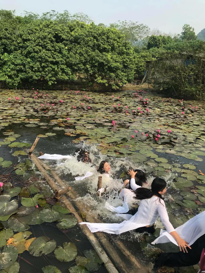 Thảm họa thực sự đến với 8 cô gái mặc áo dài chụp hình trên chiếc cầu sắp gãy-3