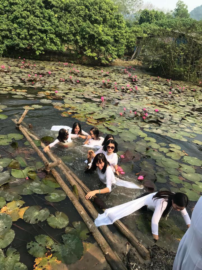 Thảm họa thực sự đến với 8 cô gái mặc áo dài chụp hình trên chiếc cầu sắp gãy-4