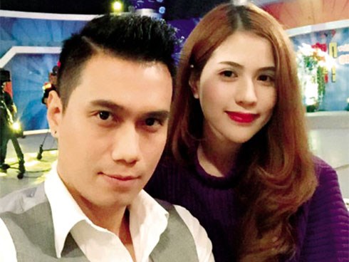 Lê Việt Anh và bà xã cùng 'bật' chế độ độc thân trên trang cá nhân