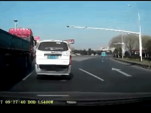 Thót tim cảnh bé trai 2 tuổi rơi ra khỏi ô tô xuống đường cao tốc, sự bất cẩn của phụ huynh có thể phải khiến con em trả giá