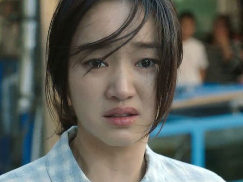 Mẹ chồng bỗng dưng tốt bụng cho tôi về thăm nhà ngoại 1 tháng, khi quay lại tôi chết điếng thấy rạp dựng kín sân