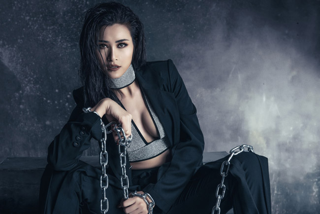 Đông Nhi táo bạo tung ảnh không nội y sau 8 năm yêu Ông Cao Thắng-4