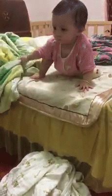 Đã nặng mông lại còn bị bắt ở trên giường, bé gái thông minh vẫn nghĩ cách trốn thoát khiến dân mạng thán phục-1