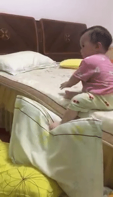 Đã nặng mông lại còn bị bắt ở trên giường, bé gái thông minh vẫn nghĩ cách trốn thoát khiến dân mạng thán phục-2