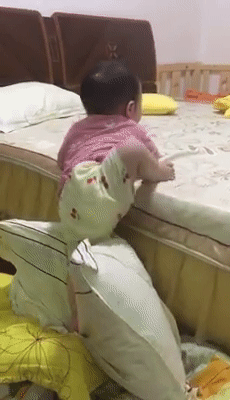 Đã nặng mông lại còn bị bắt ở trên giường, bé gái thông minh vẫn nghĩ cách trốn thoát khiến dân mạng thán phục-3