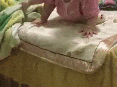 Đã nặng mông lại còn bị bắt ở trên giường, bé gái thông minh vẫn nghĩ cách trốn thoát khiến dân mạng thán phục