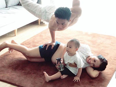 Thót tim khi chứng kiến Quốc Nghiệp diễn xiếc chống tay lên người bà xã đang mang bầu lớn