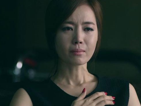 Nghi chồng có bồ vì chiếc dây chuyền lạ trong ví, vợ bật khóc khi biết sự thật phía sau