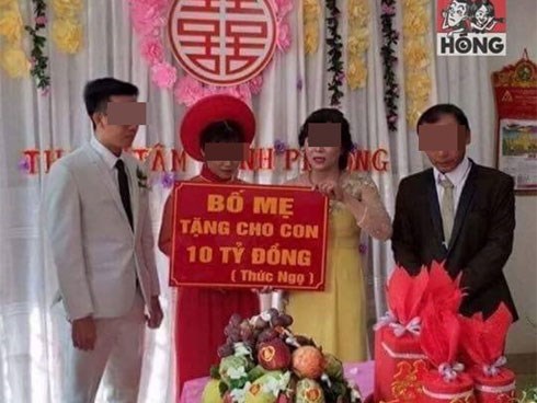 Cô dâu chú rể và tấm biển quà cưới 'tặng 10 tỷ đồng' gây tranh cãi mạng xã hội