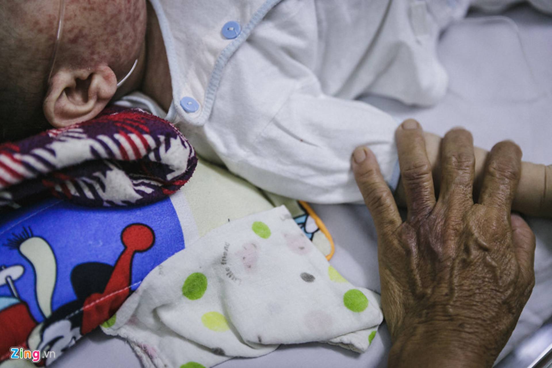 Bệnh viện Nhi ở Sài Gòn vỡ trận vì dịch chồng dịch-12