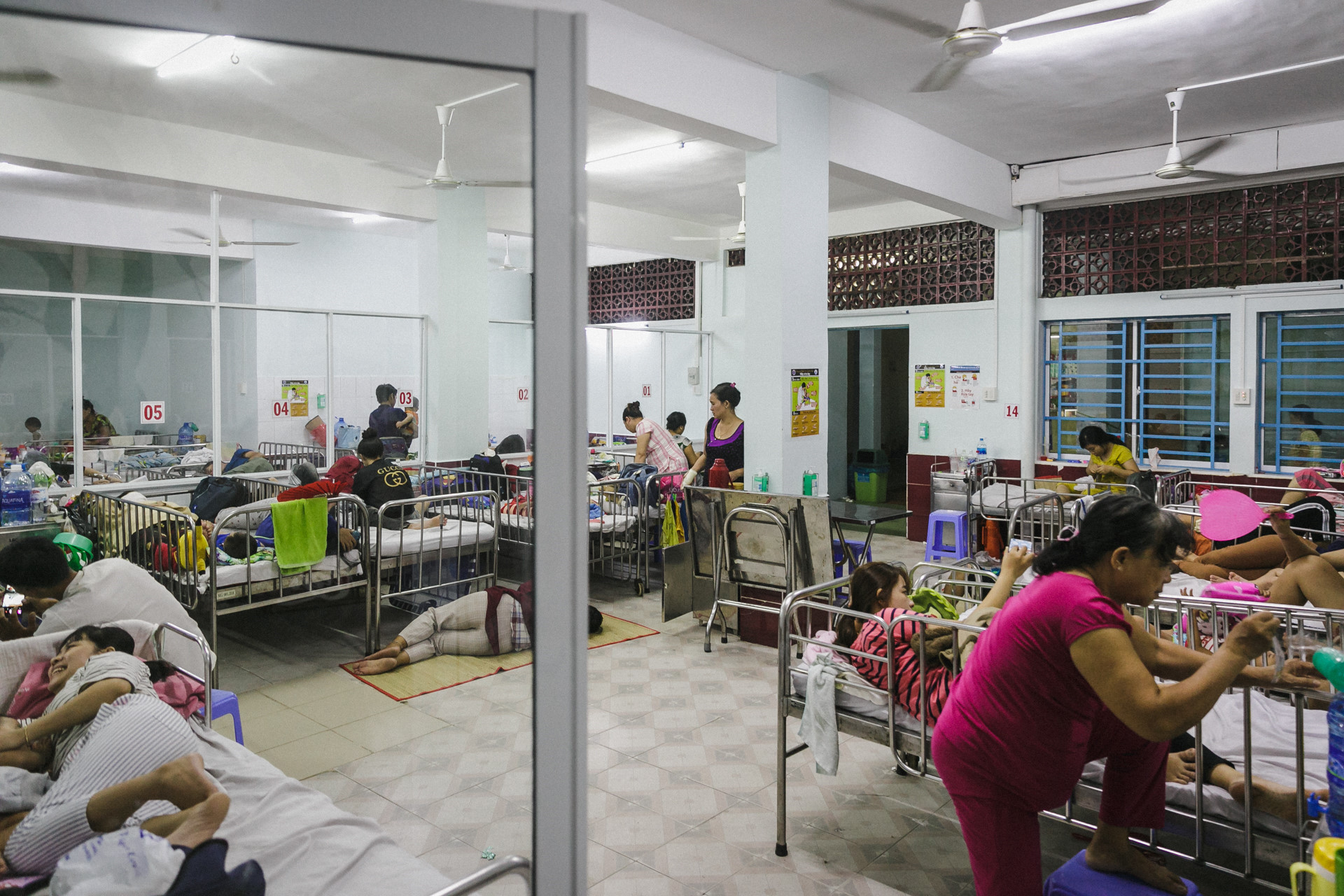 Bệnh viện Nhi ở Sài Gòn vỡ trận vì dịch chồng dịch-24