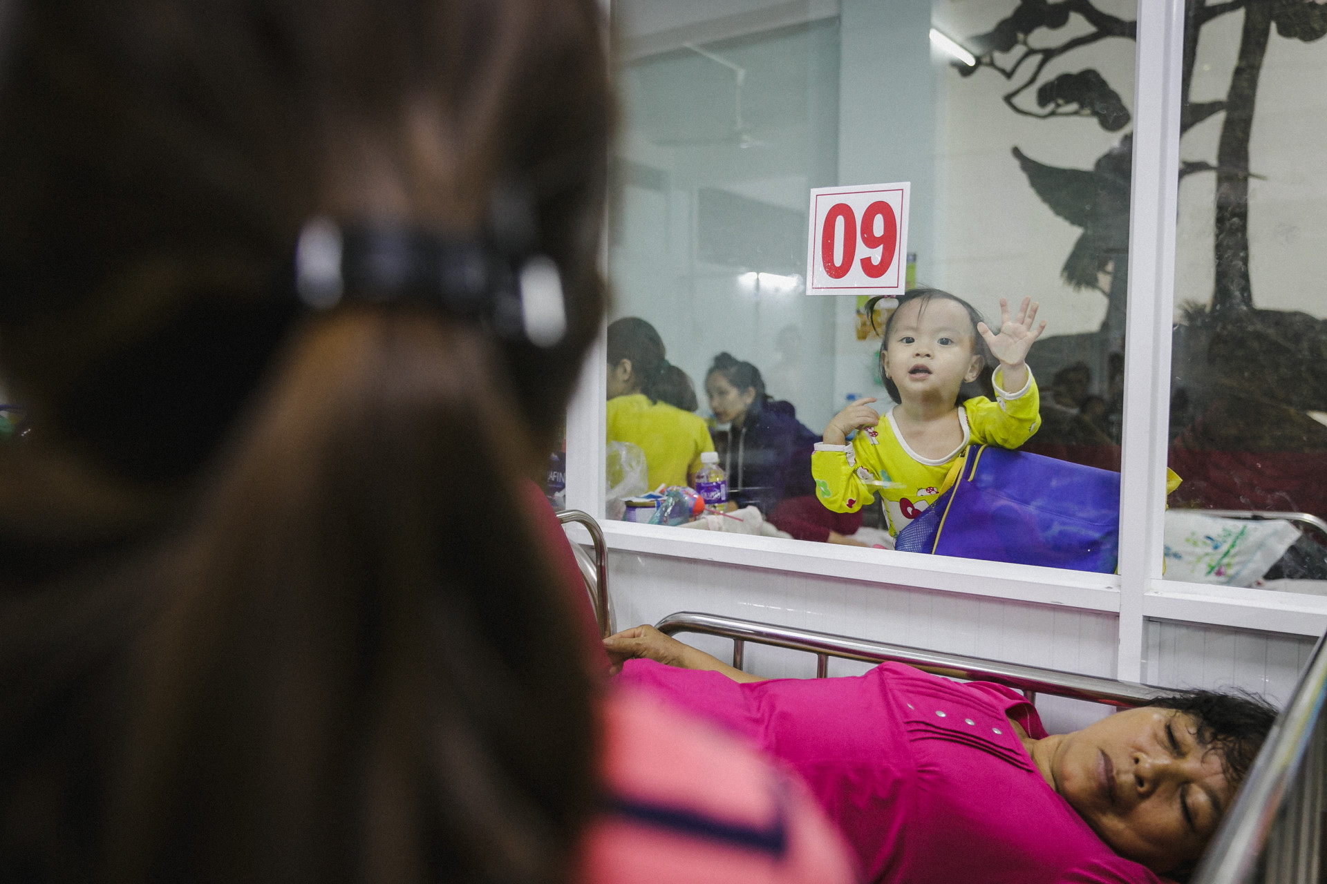 Bệnh viện Nhi ở Sài Gòn vỡ trận vì dịch chồng dịch-27