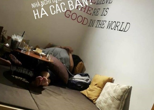 Cặp đôi thản nhiên diễn cảnh nóng trong quán trà sữa ở Lạng Sơn-3