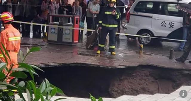 Hố tử thần bất ngờ xuất hiện, nuốt chửng 4 người đi bộ trên vỉa hè-1