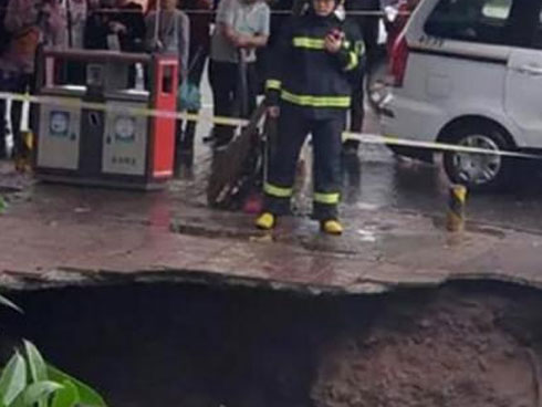 Clip: Cô gái đang thong dong dạo phố thì bị vỉa hè nuốt chửng, theo nghĩa đen-2