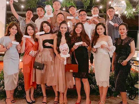 Ông xã ca nương Kiều Anh quỳ gối dưới mưa, tặng vợ món quà kỷ niệm khủng-3